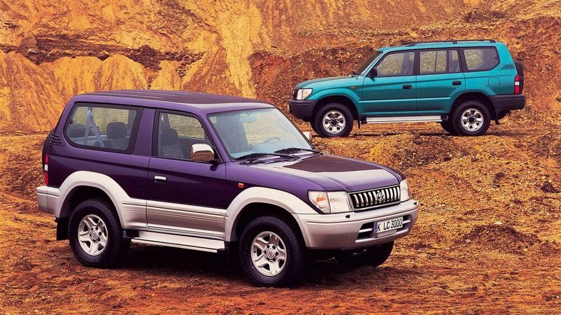 Moderne Formen, alte Fähigkeiten: Auch der 1996 gestartete Toyota Land Cruiser J9 setzte sich in jedem Terrain und Klima durch. In Deutschland hieß er Land Cruiser 90. Die Motorenpalette umfasste einen 3,4-Liter-V6-Ottomotor mit einer Leistung von 131 kW (178 PS), sowie ein 3,0-Liter-R4-Turbodiesel dieser leistete bis 1999 92 kW (125 PS) und ab August 1999 120 kW (163 PS). Die Motoren sind wahlweise mit 5-Gang-Schaltgetriebe bzw. mit Automatikgetriebe erhältlich. 2002 wurde der Land Cruiser 90 eingestellt. (Bild: Toyota)