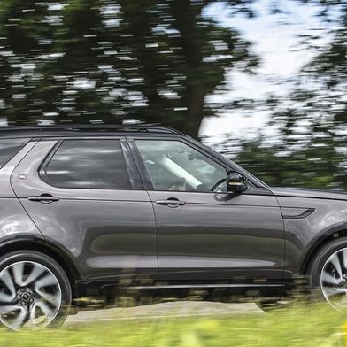 Unter anderem neuere Discoverys sind von der aktuellen Rückrufaktion des Importeurs betroffen. (Bild: Land Rover)