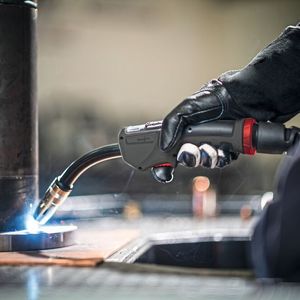 Nur mit hochwertigen Schweißbrennern lassen sich Prozessstörungen vermeiden und damit Zeit und Kosten einsparen. (Bild:  EWM)