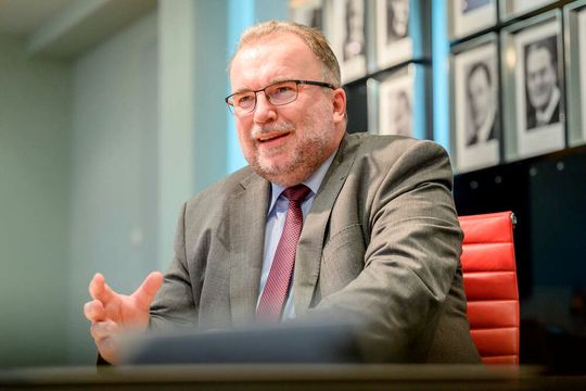 BDI-Präsident Siegfried Russwurm ist einmal mehr besorgt um die Entwicklung der Wirtschaft in Deutschland: „Bei uns herrscht quasi Stillstand. Deutschland fällt im Vergleich zu anderen Ländern zusehends zurück.“ Die Kritik richtet sich vor allem an die Bundesregierung ...(Bild:  Ch. Kruppa / BDI)