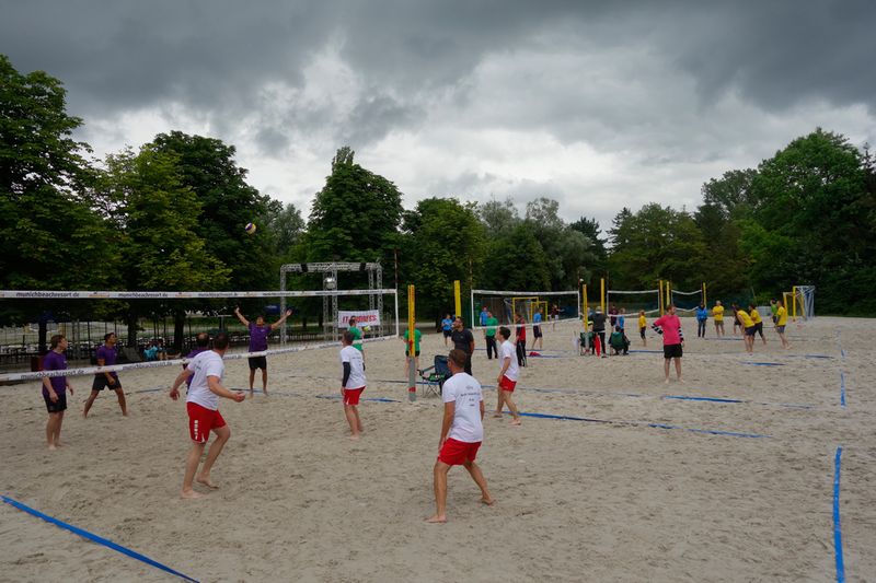 Auch im 14. Jahr wurde das von TEXT & EVENT organisierte Turnier ein großer Erfolg. 14 Mannschaften verteilen sich auf drei Plätze und kämpfen bis zum bitteren Ende um den Sieg. (Bild: IT-BUSINESS)