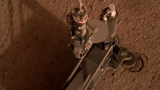 Die Trägerstruktur des HP3-Instruments (Heat Flow and Physical Properties Package) bewegte sich beim Hämmern leicht, wie die kreisförmigen Fußabdrücke des Instruments zeigen.  (NASA/JPL-Caltech)