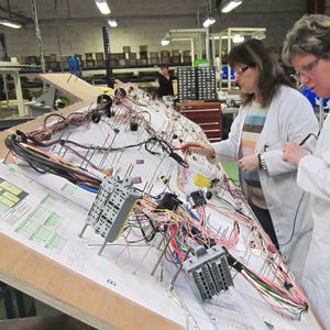 Leoni fertigt die Kabelsatz-Prototypen an seinem französischen Standort Lacanche. Das System gewährleistet einerseits alle herkömmlichen elektrischen Funktionen wie Beleuchtung, Cockpit und Audioanlage und verbindet andererseits den Elektromotor mit der Batterie und dem Inverter