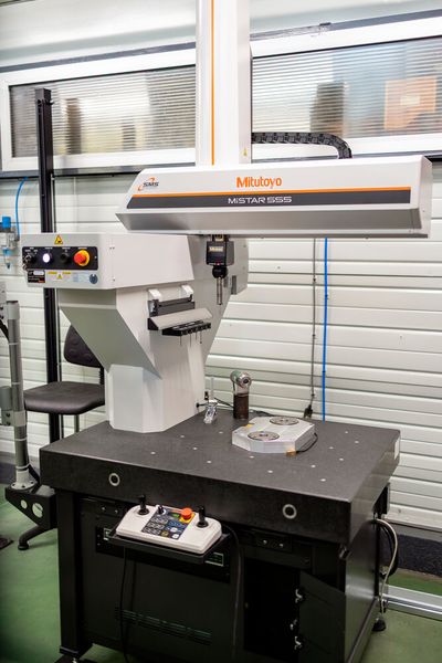 The Mitutoyo Mistar 555 three-dimensional measuring machine, designed for operation in production environments, is installed within Méca-Précis’s robotic control cell. Its accuracy is guaranteed across a wide temperature range, and its absolute encoder ensures high resistance to environmental conditions. (Source: Mitutoyo)