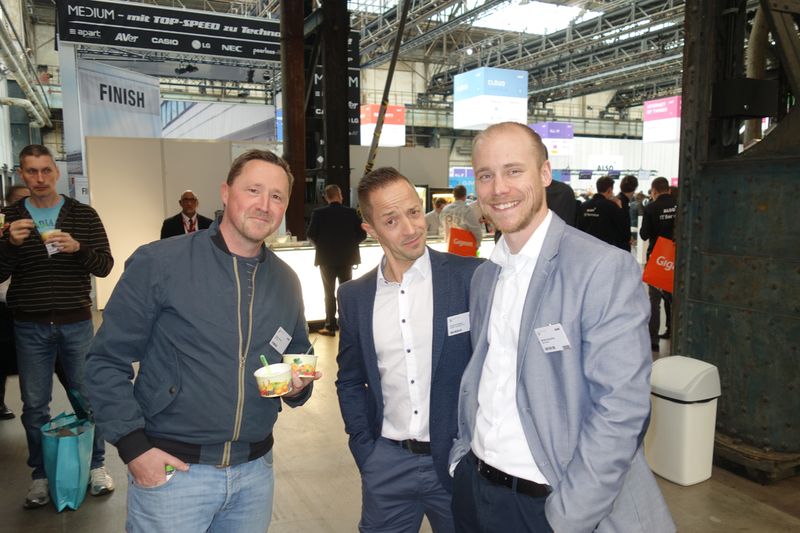 (v. l.) Stefan Schmitt, Tarox, gibt wohl kein Eis ab. so wie Sascha Bosen, Seagate und Michèl Hamacher, QNAP, schauen?! (Bild: IT-BUSINESS)