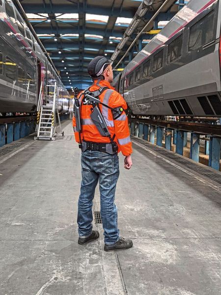 Die Exoskelette Ottobock Shoulder kommen bei der Automobilfertigung, der Instandsetzung von Zügen oder dem Flugzeugbau zum Einsatz. (Bild: Ottobock)