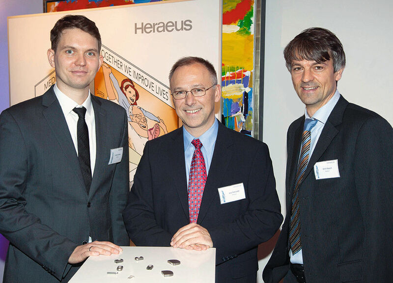 Beste Heraeus Produktinnovation 2015: Dr. Robert Dittmer, Jens Trötzschel und Ulrich Hausch (v. l. n. r.) von Heraeus Medical Components überzeugten bei den Heraeus-Innovationspreisen 2015 mit der Cermet–Technologie. (Bild: Heraeus)
