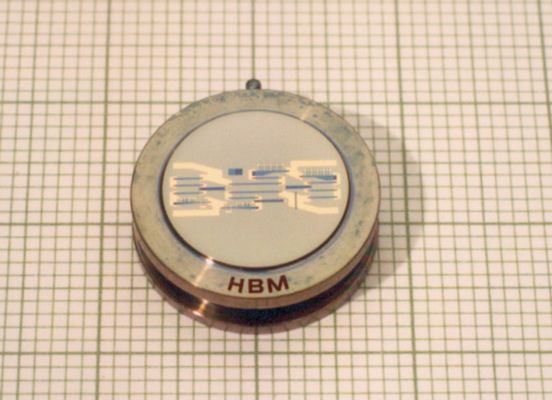 Bild 5: Membran eines Miniatur-Druckaufnehmers mit aufgedampfter DMS-Schaltung in Dünnfilmtechnik. (Bild: Stefan Keil)