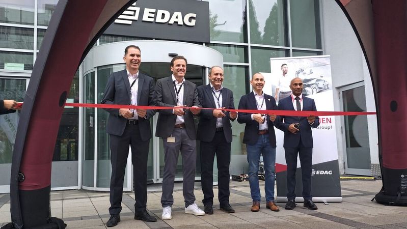 v.l.n.r.: Holger Merz (CFO EDAG), Herbert Ninaus (Standortverantwortlicher Böblingen, EDAG), Harald Keller (CEO EDAG), Stefan Belz (Oberbürgermeister Böblingen) und Dominic Schaudt (Leiter Amt für Wirtschaftsförderung und Liegenschaften, Böblingen) eröffnen den neuen Standort in Böblingen.(Bild:  Sven Prawitz/VCG)