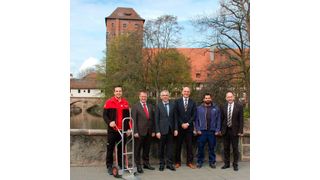 Gruppenbild der Protagonisten des Feldversuchs zur intelligenten City-Logistik in Nürnberg. (Bild: DPD)