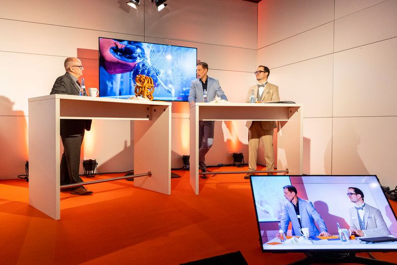 ... oder Diskussionsrunden, bei denen aktuelle Probleme und passende Lösungen dafür besprochen respektive erläutert wurden. (Bild: Landesmesse Stuttgart)