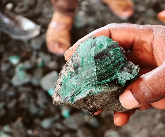 In diesem Stück Erz steckt das Element Kobalt. Doch der Abbau von Kobalt und auch Wolfram findet nicht immer menschenwürdig oder umweltschonend statt. Deshalb wollen Forscher den nachhaltigeren Umgang damit erreichen. Das soll auch mit 3-Druck klappen ... (Bild:  Erzfreund)