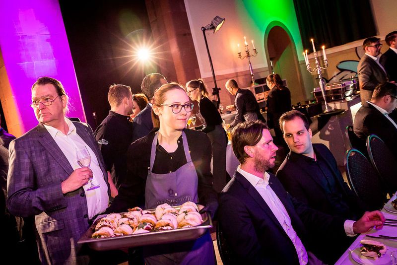 Umsorgt vom Team von Markus Grein Catering schätzen Händler und Dienstleister den Austausch in lockerer Atmosphäre. (Stefan Bausewein)