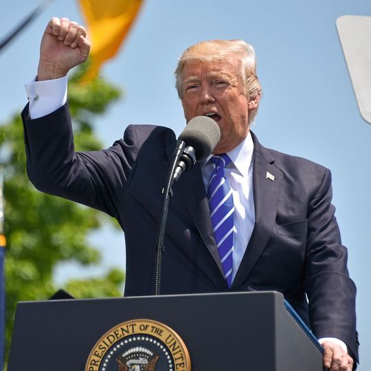 US-Präsident Trump hat in einer Anordungsverfügung an die jeweiligen Bundesbehörden die Forschung an und die Ausbildung im Umgang mit KI zur obersten Priorität erhoben. US-Präsident Trump hat in einer Anordungsverfügung an die jeweiligen Bundesbehörden die Forschung an und die Ausbildung im Umgang mit KI zur obersten Priorität erhoben.