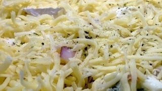 Sollten für Lebensmittelimitate wie Analog-Käse strengere Gesetze gelten? Diese Frage wird auf dem Deutschen Lebensmittelchemikertag in Berlin erörtert.  (Bild: knipseline/pixelio)