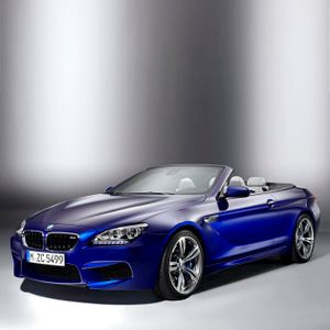 Das neue BMW M6 Cabrio: Sein hoch drehender V8-Motor mit M Twin Power Turbo Technologie und 412 kW/560 PS richtet sich an sportive Cabrio-Fans. Die Verbrauchs- und Emissionswerte sollen sich laut BMW im Vergleich zum Vorgängermodell um mehr als 30 Prozent verringert haben.