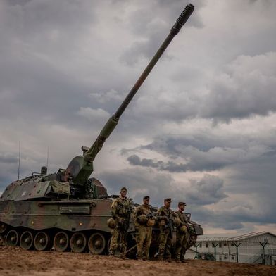 KNDS is known worldwide as a Franco-German tank manufacturer. The 2000 self-propelled howitzer (pictured, with long barrel) and the even better-known Leopard 2 main battle tank roll out of its production halls. KNDS now wants to invest heavily in Germany ... (Image:KNDS)