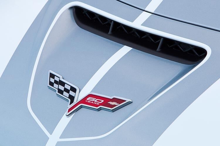 ... und am Kühlergrill, wo das Jubiläumsjahr in das Corvette-Logo integriert ist. (Chevrolet)