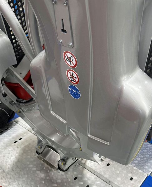 Schrauben mit Köpfchen: Mit integrierter Kraftmess- und Übertragungstechnik liefern die SensorBolts präzise Echtzeitdaten über Belastungen und Zustand der Verbindungen der Achterbahn-Sitze im «blue fire Megacoaster» Zug. Die Daten werden über SensorNodes und ein Gateway sicher in die Cloud übertragen und ermöglichen Anlagenbetreibern eine komfortable Fernüberwachung. (Bild: fischerwerke)