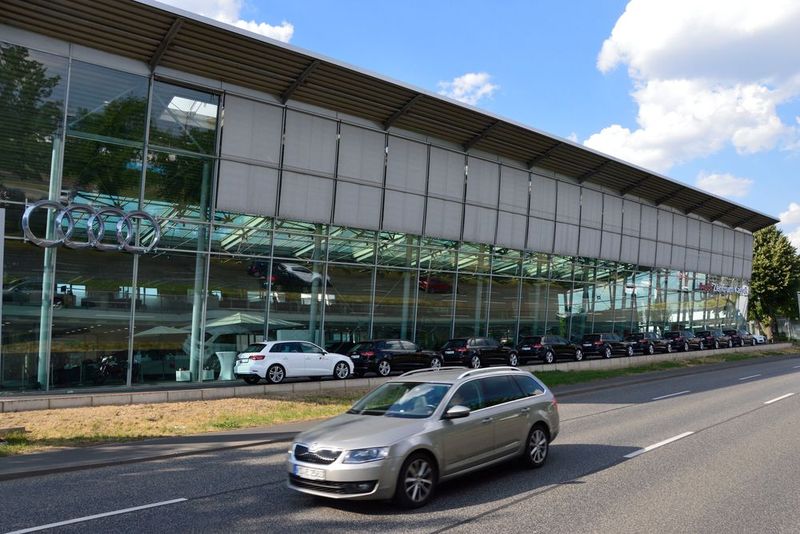 Das Audi-Zentrum Kassel der Glinicke-Gruppe zeigt eine imponierende Fassade. (Bild: Achter)