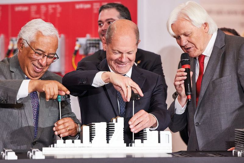Bei Beckhoff Automation konnten Scholz und Costa selbst Hand anlegen.  (Bild: Beckhoff)