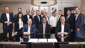 Unterzeichnung der Partnerschaft in Chicago: (vordere Reihe) Dr. Daniel Castro (Mitte), Dekan Purdue Polytechnic, Sebastian Seitz (links), CEO von Eplan und Jochen Trautman (rechts), CEO Rittal Automation Systems.  (Bild: Eplan/Rittal)