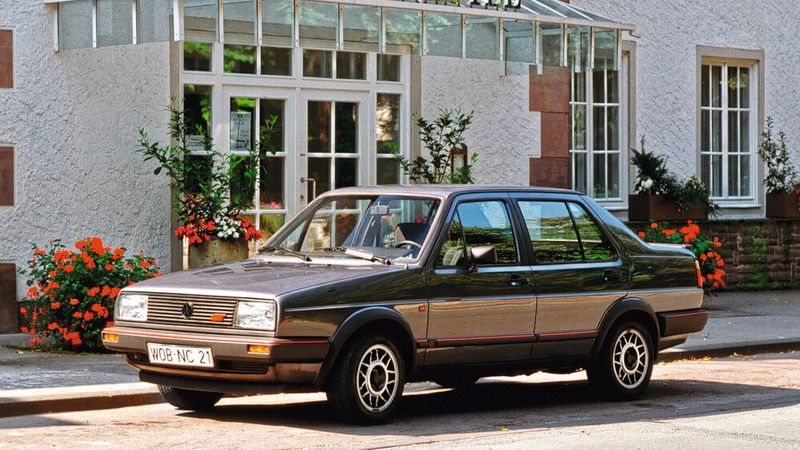1984 führte Volkswagen die zwei- und viertürige Stufenheckversionen Jetta, analog wie beim Golf I, ein. In In China wurde er bis 2013 als FAW-VW Jetta gebaut.  (Bild: Volkswagen AG)