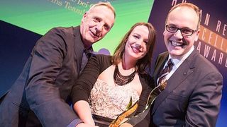 Wolfgang Robien, Luna-X Communication, Désirée Seibel und Oliver Geritts, Mewa, gewannen den HR Excellence Award 2013 in der Kategorie „Arbeitgebervideo“ für Ihren Videobeitrag: „Menschen. Werte. Mewa.“ (Bild: Laurin Schmid)