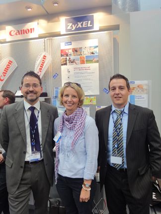 Guido Peters (l.) und Marc Matysiak, Zyxel, mit Stephanie Steen, IT-BUSINESS (Archiv: Vogel Business Media)