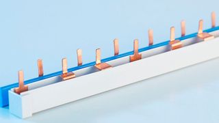 Die Phasenschiene von FTG gibt es für 1- bis 4-polige Anwendungen und sorgt in Schaltschränken für eine sichere Verbindung. (FTG)