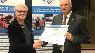 Kreishandwerksmeisterin Helga Wimmer überreicht Kfz-Meister Karl Burghart die
Ehrenurkunde als Preisträger des Ehrenamts. (Bild: Kfz-Innung)