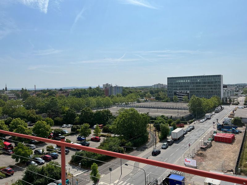 Er erinnert sich, das Digital Realty, damals Interxion, ursprünglich an dem Parkplatz-Areal Interesse gehabt habe, die Stadt Frankfurt am Main eine Nutzung für diesen Zweck aber abgelehnt habe. Für den Rechenzentrumsbetreiber wäre die Erschließung einfacher gewesen als bei einem Areal auf dem sich drei denkmalgeschütze Gebäude befinden: Das 'Eiermann-Gebäude, das einst Neckermann gehörte, das zugehörige Eingangsgebäude und das ehemalige Kesselhaus.  (Bild: Ostler/Vogel IT-Medien GmbH)