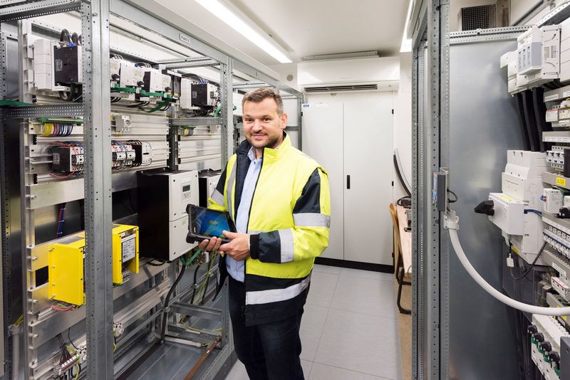 Philip Fels von Weingärtner hat das Modernisierungs-Projekt betreut, er überprüft die Technik und erzählt: 