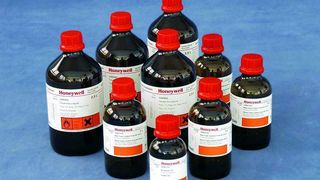 Abb. 1: Honeywell Research Chemicals bietet eine Vielzahl hochreiner Lösungsmittel für die Rückstandsanalytik an. (Archiv: Vogel Business Media)