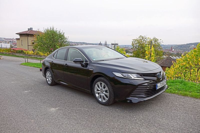 Seit gut einem Jahr ist der Camry der achten Generation nun wieder da – und setzt voll auf den Hybridantrieb. (Sven Prawitz/»Automobil Industrie«)