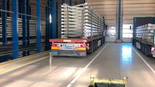 Lkw in der Verladehalle von Goldbeck. (Bild: Schober)