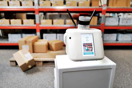 Künstliche Intelligenz für die Logistik to go! Das Fraunhofer-IML forscht an einer KI-basierten Objekterkennung, die sich etwa dafür nutzen lässt, verlorene Pakete per AGV wiederzufinden. Das Ganze nennt sich RAI – Remote AI (AI = Artificial Intelligence). Künstliche Intelligenz für die Logistik to go! Das Fraunhofer-IML forscht an einer KI-basierten Objekterkennung, die sich etwa dafür nutzen lässt, verlorene Pakete per AGV wiederzufinden. Das Ganze nennt sich RAI – Remote AI (AI = Artificial Intelligence).