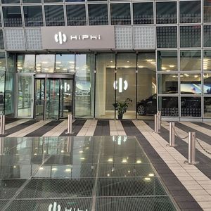 Am Münchner Flughafen – zwischen Terminal 1 und Terminal 2 – befindet sich ein Laden der für deutsche Kunden ungewohnten chinesischen Luxus-Elektroauto-Marke Hiphi.(Bild:  Wehner - VCG)