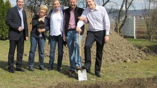 Die Geschäftsführer Till Kugler (links) und Jörg Kugler (rechts) beim Spatenstich für den Neubau der Produktionshalle.  (Bild: Kugler)
