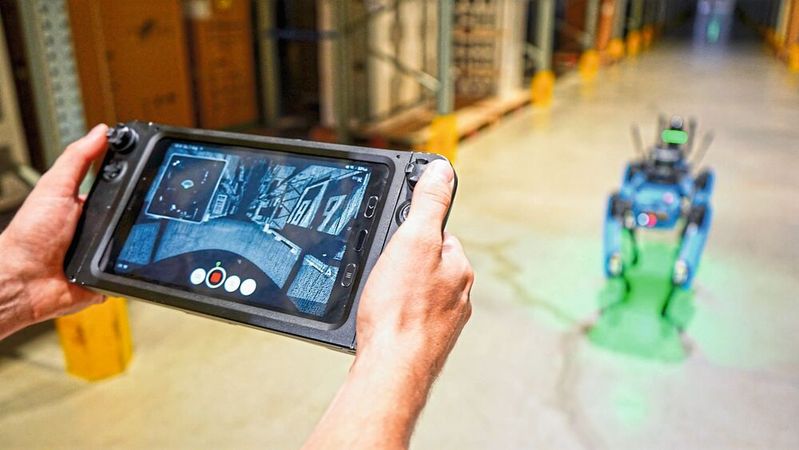 Digitaler Zwilling als Steuerzentrale: In den Logistikzentren der Otto Group sollen Roboterflotten unterschiedlicher Hersteller künftig über einen zentralen „Robotic Coordination Layer“ koordiniert und virtuell getestet werden.(Bild:  Otto Group)