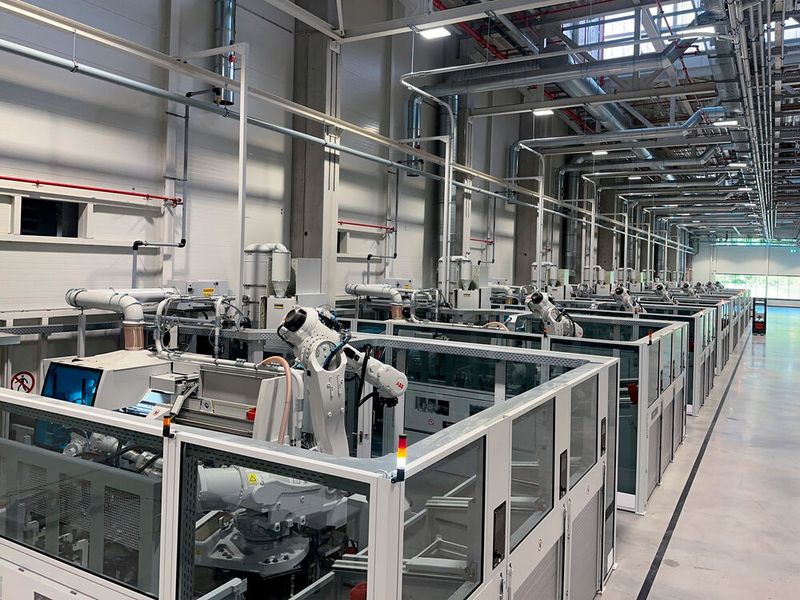 Gleich acht automatische Produktionskreissägen des Modells Kastovariospeed C 18 durchtrennen bei SEW Werkstücke bis 180 Millimeter Durchmesser. (Bild: Kasto)