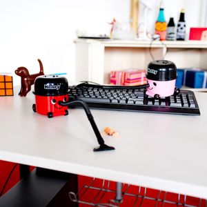 So bleibt die Tastatur und der Schreibtisch von Mutti sauber: Den Mini-Staubsauger für den Schreibtisch gibt es in den Ausführungen Henry (rot) und Hetty (pink) und er kostet 14,95 Euo bei Radbag.de.
