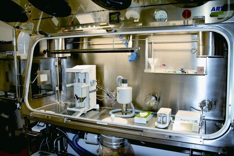 1	 Bei Baxter Oncology wird Quantos (links im Bild) in einem Isolator zum Abwiegen von gefährlichen Substanzen genutzt. (Archiv: Vogel Business Media)