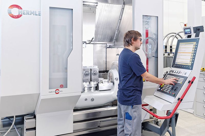 Die komplette Ansteuerung der Spannmittel wurde von Hermle in die Maschinensteuerung integriert. (Schunk)