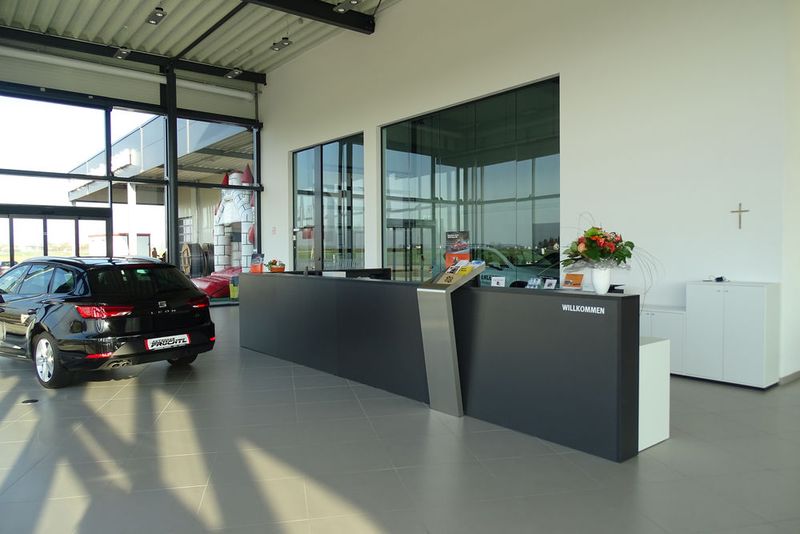 Vom Empfangstresen haben die Mitarbeiter die Kunden im Blick. (Bild: Früchtl)