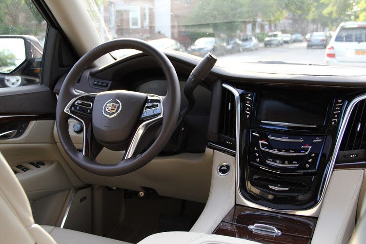 Erstmals kommt der Escalade mit einem völlig eigenständigen Interieur, das sich vom bisher gepflegten Geländewagencharakter abhebt: Echtholz, Alcantara und großzügig verarbeitetes Leder dominieren. (Foto: Jens Meiners)