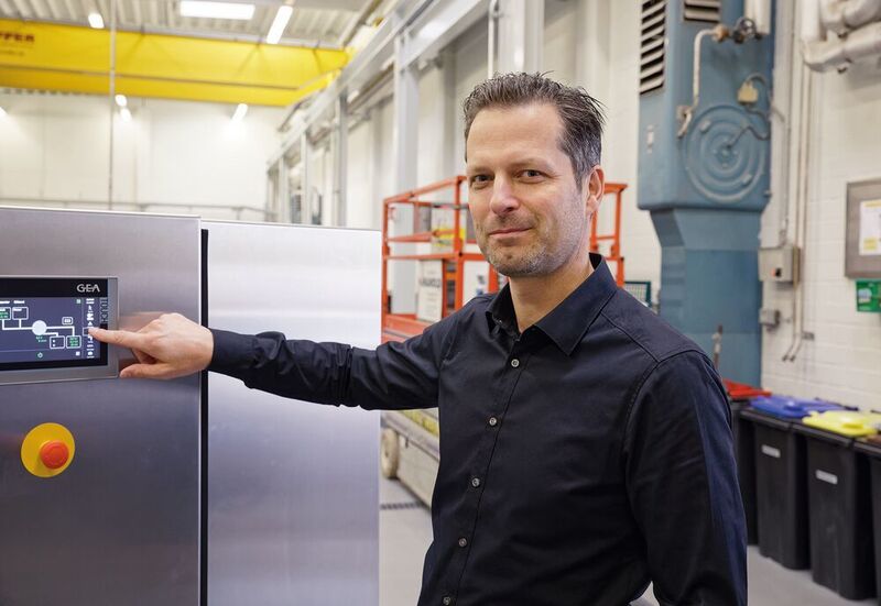 Ist mit den ersten Ergebnissen der Zusammenarbeit im Rahmen der modularen Anlage äußerst zufrieden: Matthias Wiemann, Head of Automation and Controls für die Gea-Separatoren. (Ch. Heidemanns/Siemens)