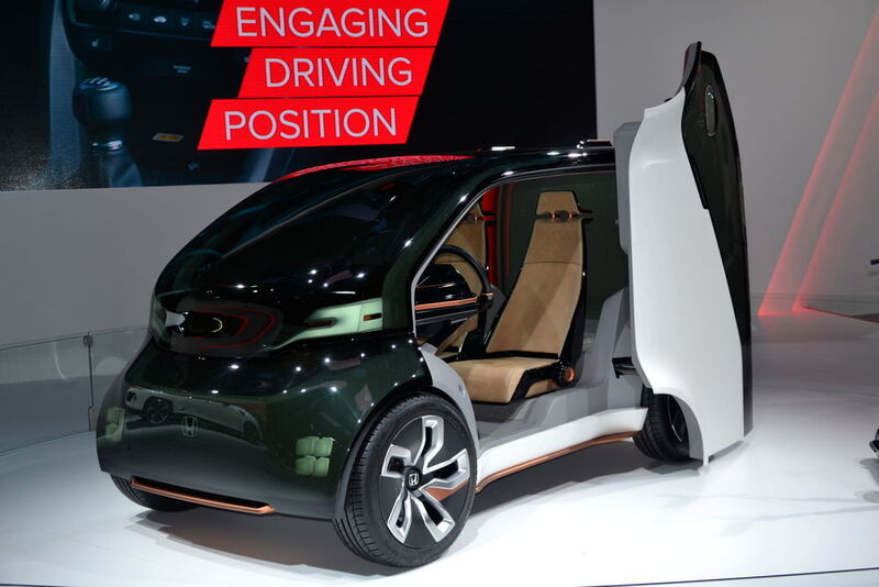 Erstmals in Europa zu sehen ist der Honda „NeuV“ (New Electric Urban Vehicle), ein autonom fahrendes und elektrisch angetriebenes Konzeptfahrzeug, das über einen mit künstlicher Intelligenz versehenen Bordcomputer verfügt.  (Mauritz / »kfz-betrieb«)