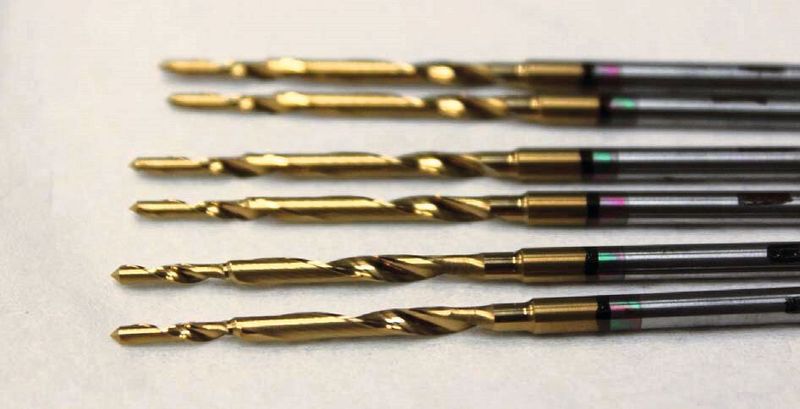 Kerstin Thorwarth entwickelte den Spezialbohrer mit leitfähigen und isolierenden Hartstoffschichten.  (Bild: Empa)