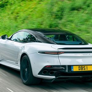 Ganz im GT-Look: Die lange, niedrige Dachlinie geht fließend in das Heck über.(Bild:  Aston Martin)